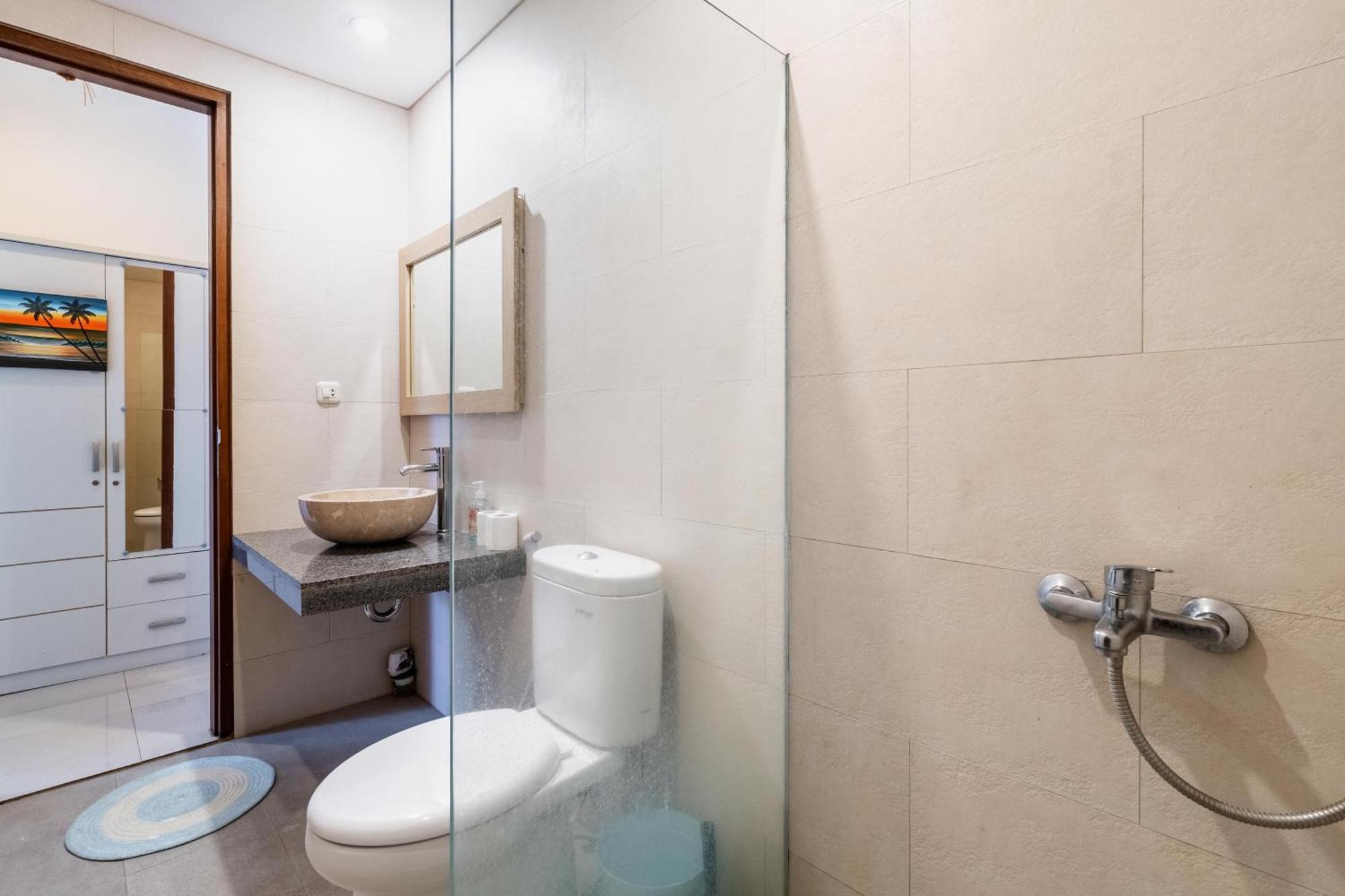 4-bedroom Pool Near Center *